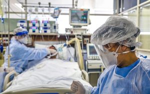 A patient infected with the novel coronavirus COVID-19 receives treatment at the Intensive Care Unit of the Hospital de Clinicas, in Porto Alegre, Brazil, on April 15, 2020. - With Brazilians increasingly ignoring health officials' warnings to stay home -- encouraged by their far-right president Jair Bolsonaro, who has condemned the "hysteria" over the virus -- predictions for how the pandemic will play out in the hardest-hit country in Latin America are getting dire. (Photo by Silvio AVILA / AFP)